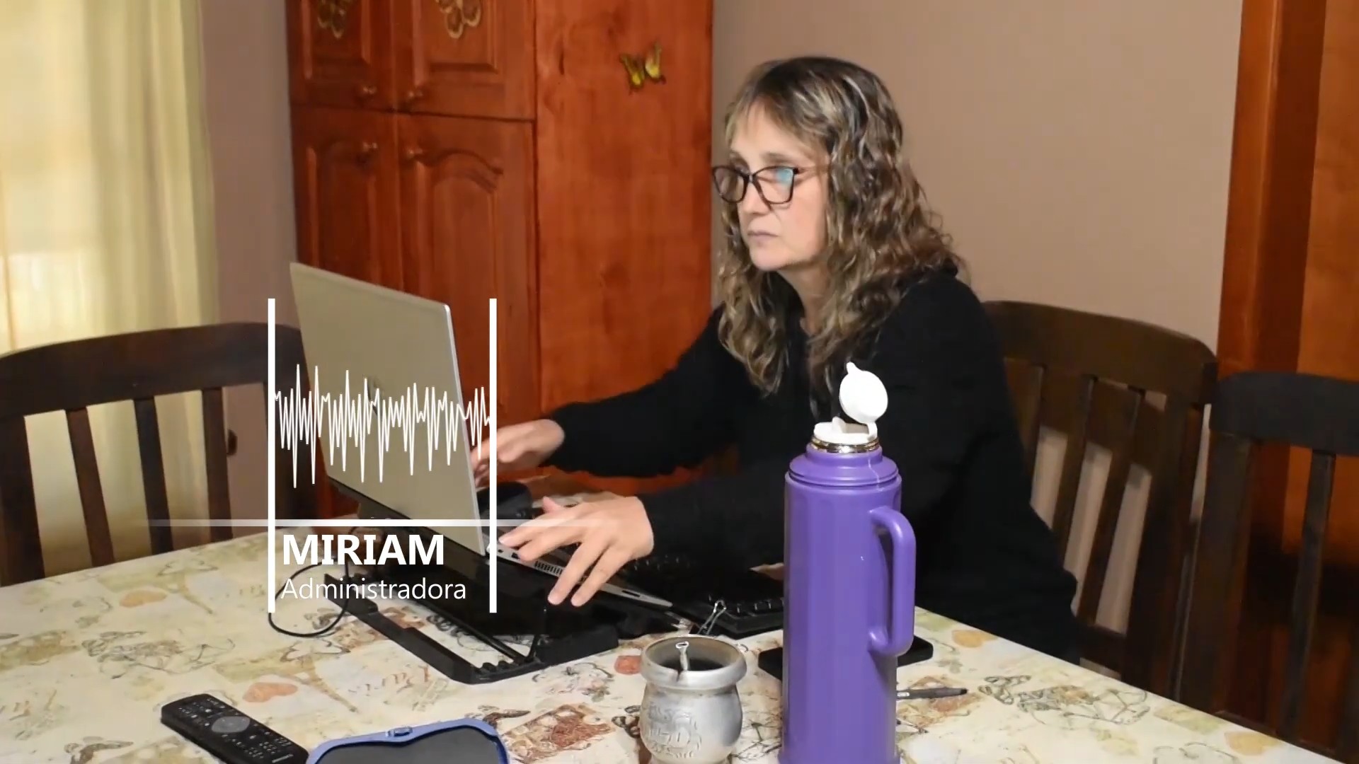 Mujer tecleando sobre Notebook